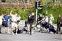 folk slås på gaden