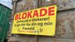 Et skilt med tekst om blokade