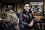 Chris Pedersen sidder på en bar eller en cafe