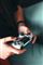 Et sæt børnehænder med en PlayStation controller i hænderne