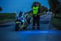 en betjent ved en politimotorcykel