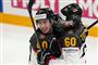 ishockeyspillere jubler på isen