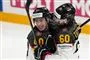 ishockeyspillere jubler på isen