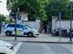 politi holder ved indgang til parken