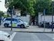 politi holder ved indgang til parken