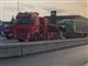 Lastbilen på vej op på en fejeblad fra Falck.