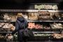 En kvinde i et supermarked 