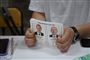 En person holder et valgkort mellem hænderne
