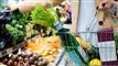 En mand shopper i en grøntsagsafdeling