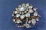 en broche med diamanter