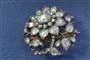 en broche med diamanter