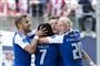 Fodboldspillere jubler på banen