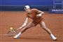 tennisspiller i aktion på banen