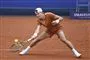 tennisspiller i aktion på banen