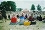 Festival gæster sidder ned i solen