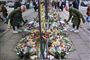 Blomster i bunker foran det sted, hun sidst blev set i live