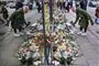 Blomster i bunker foran det sted, hun sidst blev set i live