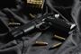 En pistol med patroner liggende omkring