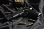 En pistol med patroner liggende omkring