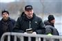 Rasmus Paludan med Stram Kurs kasket bag en afspærring