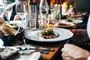 En restaurant hvor der lige er blevet serveret en tallerken med mad