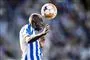 Fodboldspilleren header til bolden
