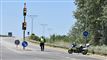 betjent spærrer dæmningen med sin motorcykel