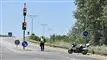 betjent spærrer dæmningen med sin motorcykel
