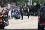 Biler og demonstranter foran en bygning