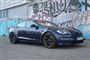 En tesla ved en grafittimur