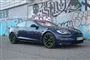 En tesla ved en grafittimur