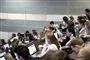 studerende sidder i auditorium