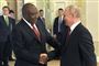 Sydafrikas præsident, Cyril Ramaphosa, giver hånd til Vladimir Putin i Sankt Petersborg lørdag.