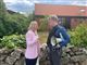 Anette Heick og Rasmus Paludan står i et villakvarter