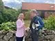Anette Heick og Rasmus Paludan står i et villakvarter