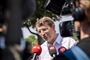 Troels Lund Poulsen taler med pressen