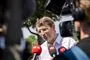 Troels Lund Poulsen taler med pressen