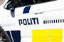 Politibil set fra siden.