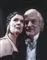 To mennesker i lyset fra et teater