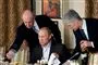 mand serverer mad for putin