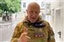 mand i militæruniform taler 