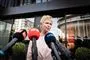 en blond kvinde bliver interviewet