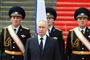 Ruslands præsident, Vladimir Putin, deltager tirsdag i en ceremoni i Moskva, hvor der holdes et minuts stilhed for de piloter, der blev dræbt i sammenstød med Wagner-gruppen lørdag. Wagner-soldater skød angiveligt flere helikoptere og et enkelt fly ned, som forsøgte at stoppe gruppens fremrykning mod Moskva.