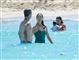 Kronprins Frederik og kronprinsesse Mary i havet. Han har badebukser på og hun har bikini.
