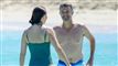Kronprins Frederik og kronprinsesse Mary i havet. Han har badebukser på og hun har bikini.