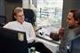 to mænd taler ved et skrivebord