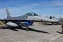 et F-16-fly på en landingsbane