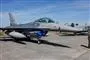 et F-16-fly på en landingsbane