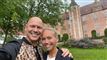 to glade personer foran et slot