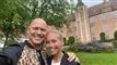to glade personer foran et slot